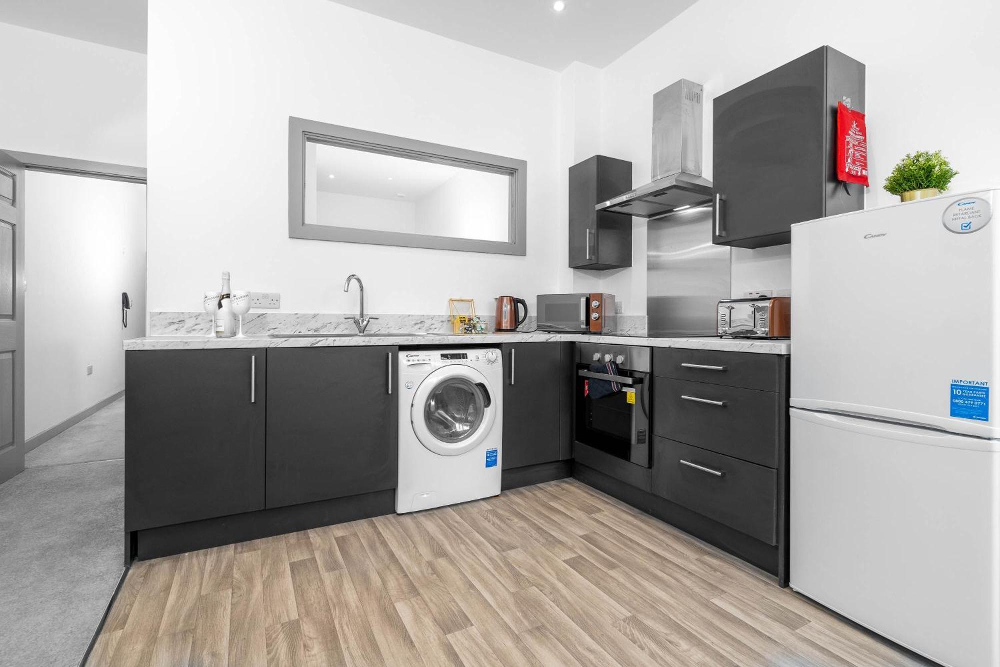 Modern Apartment In Brierley Hill - Secure Parking - Wifi & Netflix - Excellent Value - 11O ภายนอก รูปภาพ
